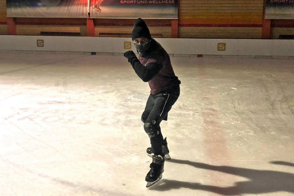 Als Phantom verkleidet läuft er nachts heimlich über die Eisfläche.