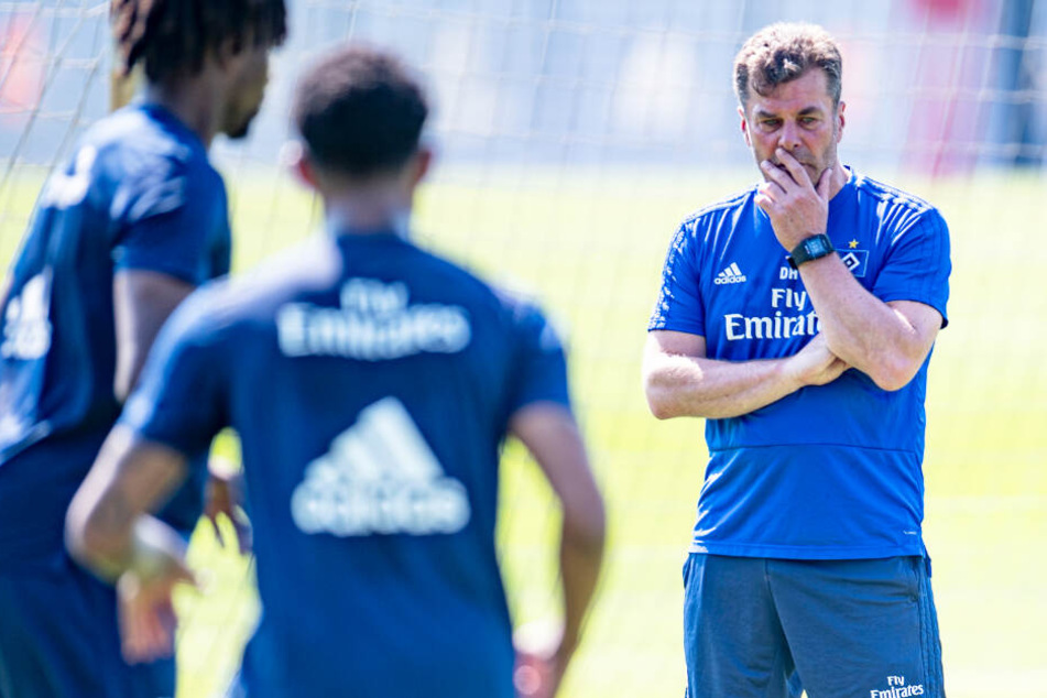 Dieter Hecking beobachtet die HSV-Spieler beim Training.