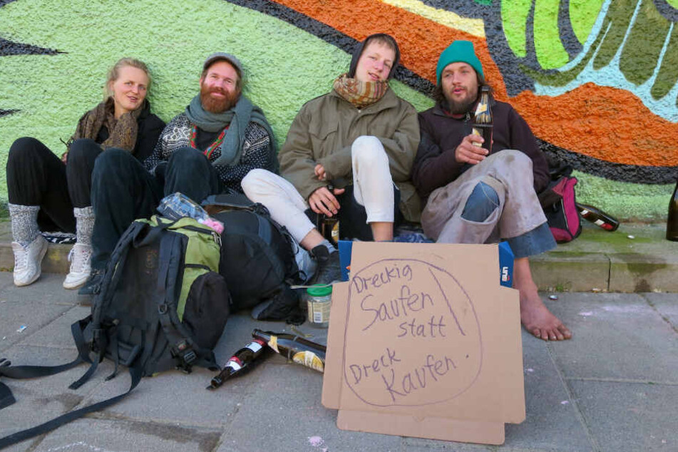 Bierseliger Protest: Christoph (32, im Bild ganz rechts) und seine Freunde sehen in der Konsum-Ansiedlung eine Verdrängung von Künstlern und kleinen Läden.