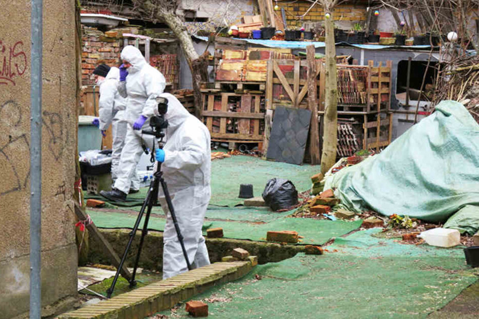 Kriminaltechniker untersuchen das Abbruchhaus, in dem die zerstückelte Leiche von Anja B. gefunden wurde.