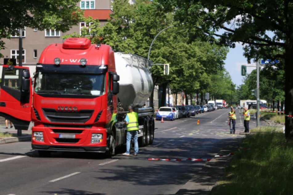 Polizisten bei der Unfallaufnahme an der Unglücksstelle.