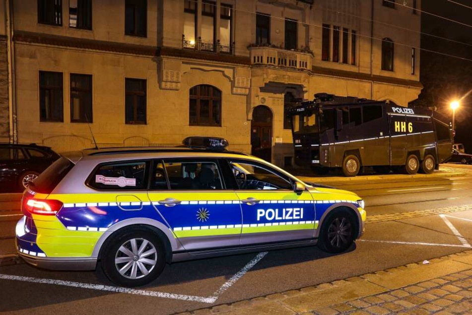 Der Wasserwerfer wurde einfach an der Straße abgestellt.