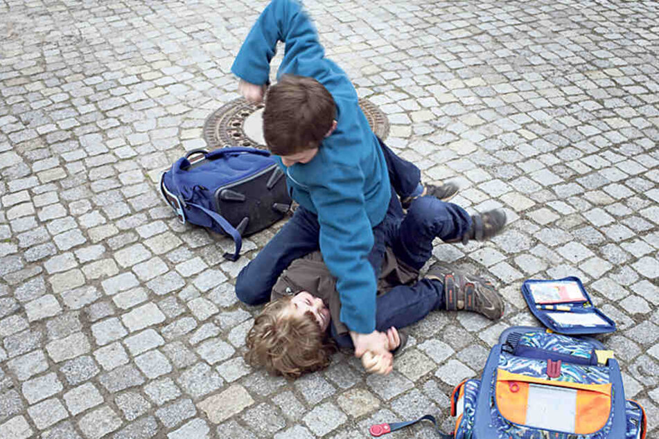 Prügelei auf dem Schulhof - Gewalttäter und Mobber sollten fortan schneller von der Schule fliegen, so der FW-Vorschlag.