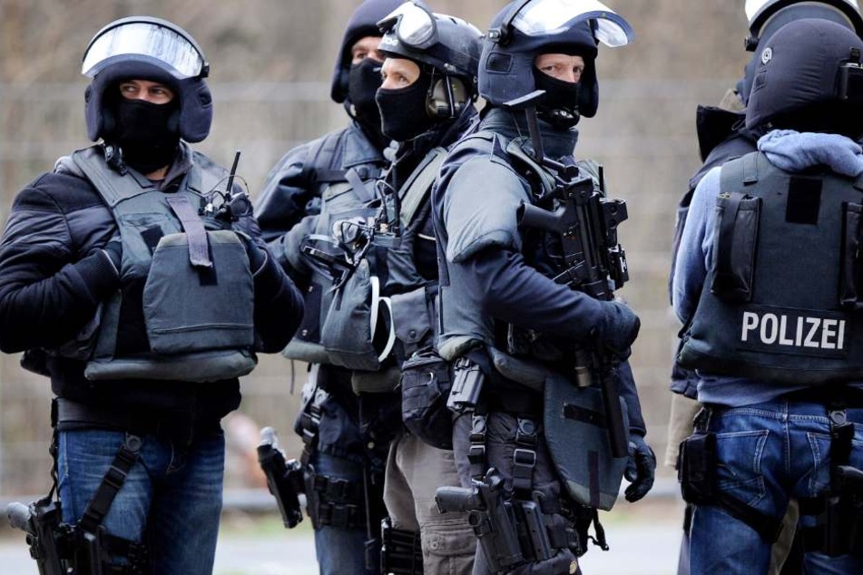 Die Einsatzkräfte mussten die Messerstecherei in Senne beenden. (Symbolbild)