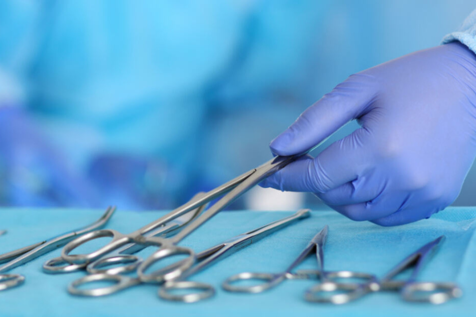 Möglicherweise wurden die Patienten durch nicht richtig gereinigte OP-Instrumente mit den gefährlichen Viren angesteckt.