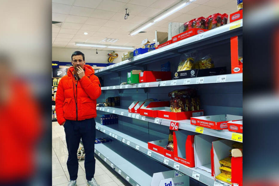 Florian David Fitz (45) kann nicht glauben, was im Supermarkt passiert.