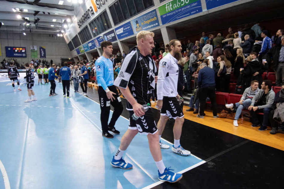 Spieler des THW Kiel verlassen das Spielfeld.