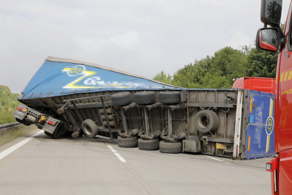 Der mit Holzpaletten beladene Lkw stürzte auf die Seite.