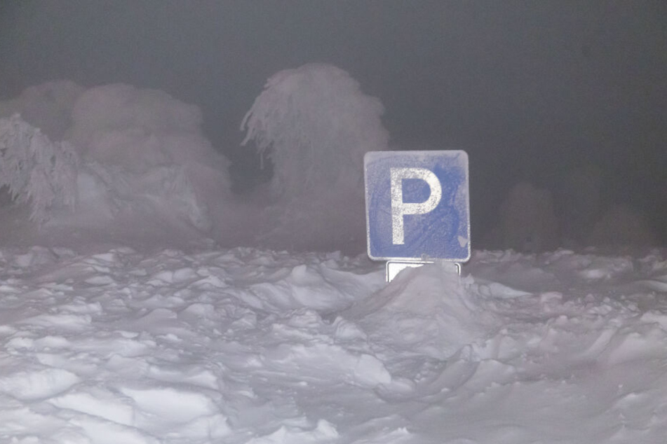 Schilder verschwinden in den Schneemassen am Fichtelberg.
