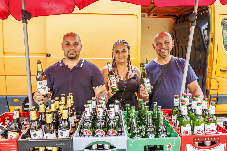 Benno (21), Davidova (20) und Milan (58) reichen Bier, Sekt und Bratwurst - das Geschäft ihres Lebens.