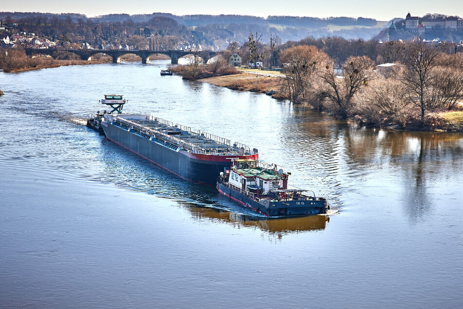Mit einer Länge von 163 Metern schob sich der Verband aus zwei Schiffen und einem Schiffskasko die Elbe flussabwärts.