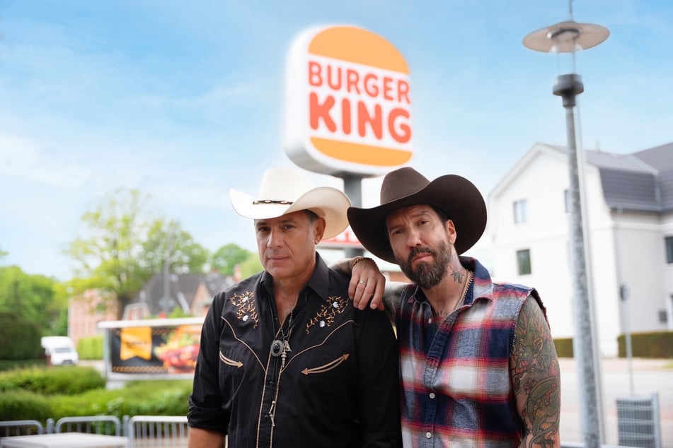 Sascha Vollmer (l.) und Alec Völkel (beide 54) von "The BossHoss" sind auch privat leidenschaftliche Barbecue-Fans.