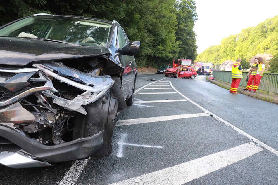 Die Polizei spricht nach dem Unfall von einem großen Trümmerfeld.