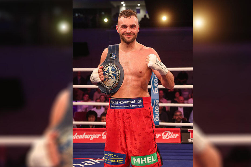 Probiert sein Glück an der Dartscheibe: Box-Champion Dominic Bösel (29).