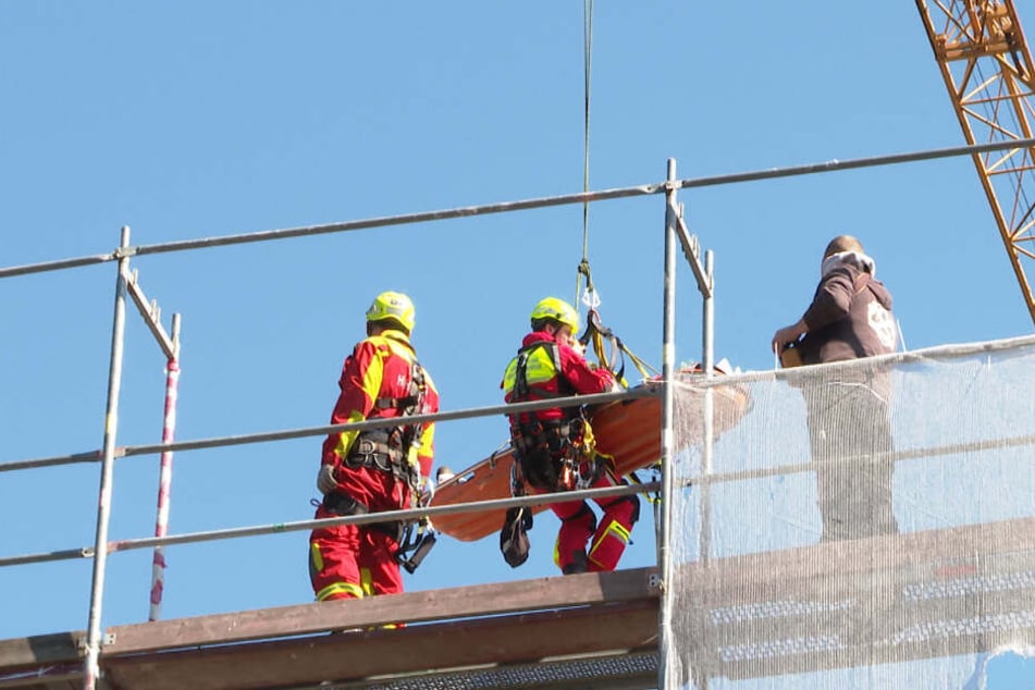 Per Fernsteuerung des Krans wurde die Trage mit dem verletzten Arbeiter zu den Sanitätern gebracht.