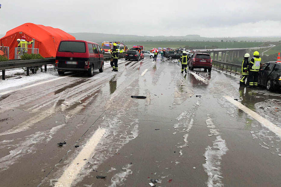Nach einem Hagelschauer wurde die A71 zur Schlitterpiste.