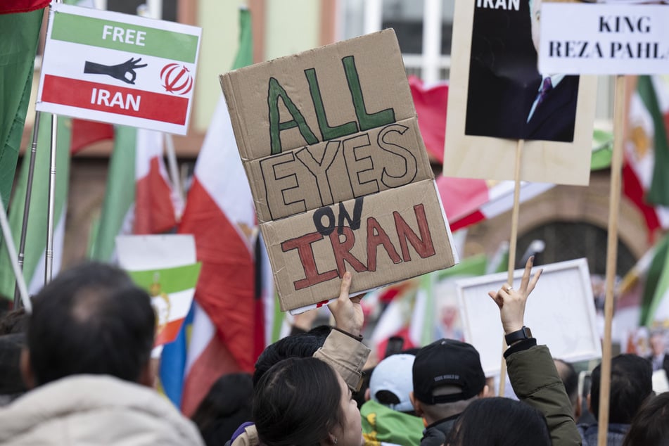 Mehrere tausend Menschen beteiligen sich an den Iran Protesten.
