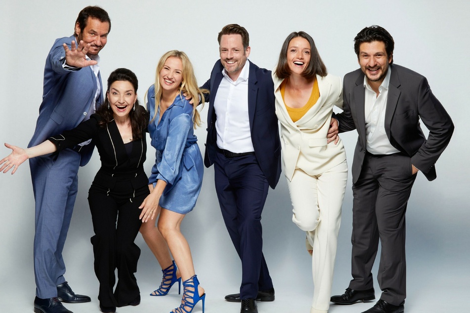 Schauspieler Silvan-Pierre Leirich (60, v.l.n.r.), Tatjana Clasing (57), Ania Niedieck (37), Matthias Brüggenolte (42), Kaja Schmidt-Tychsen (40) und Francisco Medina (44) freuen sich auf die Jubiläumswoche im September.