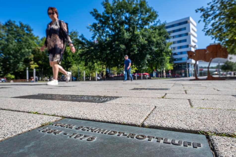 In den Fußweg am Roten Turm wird demnächst eine weitere Bronzeplatte eingefügt.