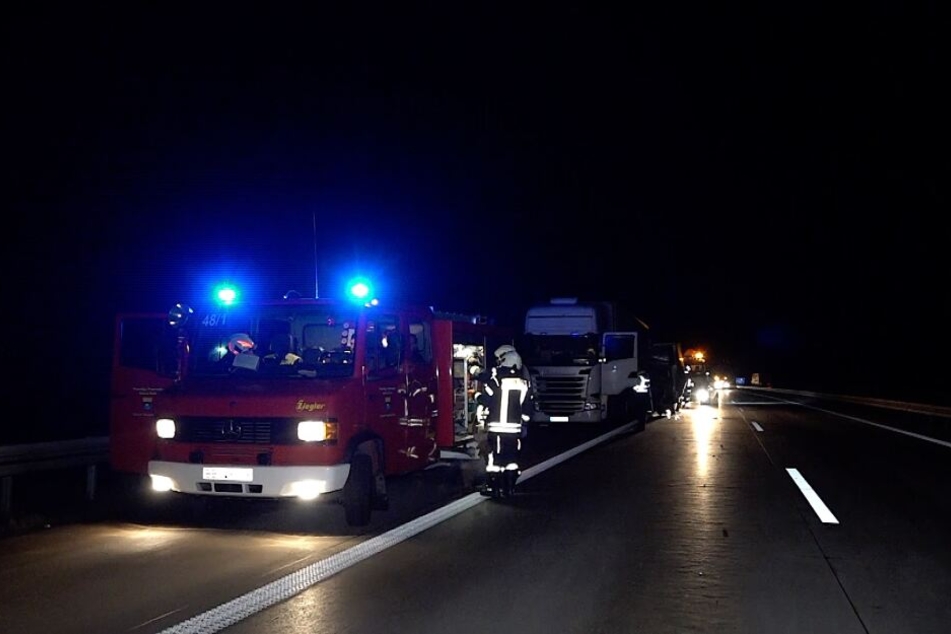 Die Autobahn war für etwa drei Stunden vollständig gesperrt.