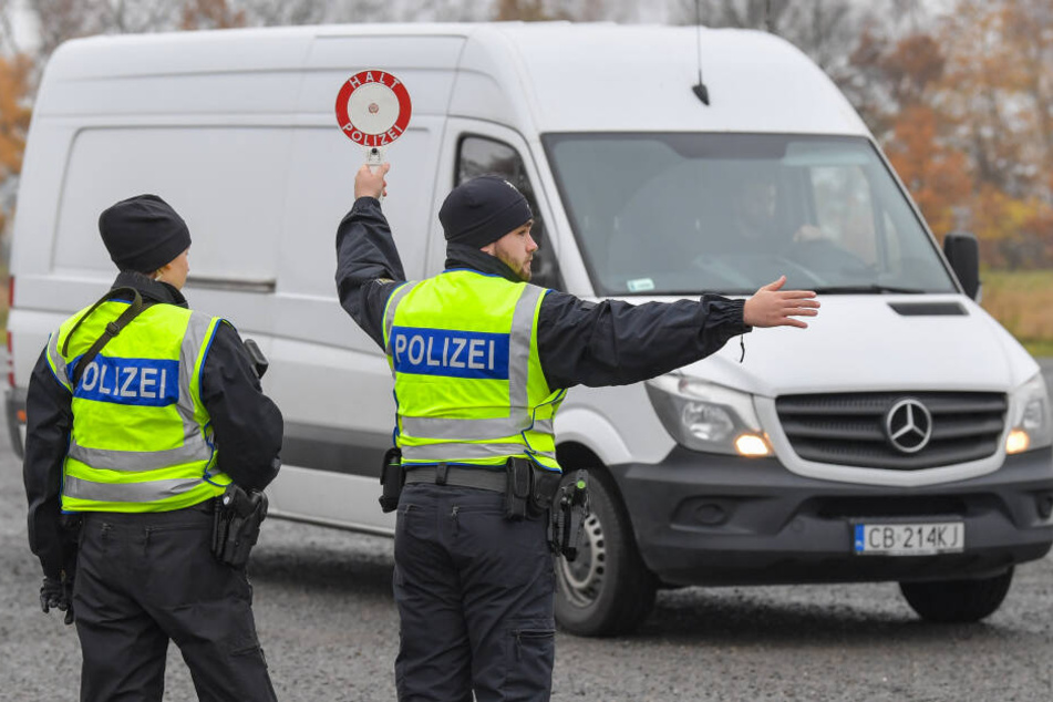 Echte Polizisten bei einer Polizeikontrolle.