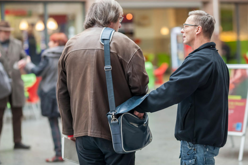 Da war Redakteur Bernd Rippert (56) überrascht. Polizeihauptmeister Jens
Damrau (54) griff unbemerkt in seine Tasche.