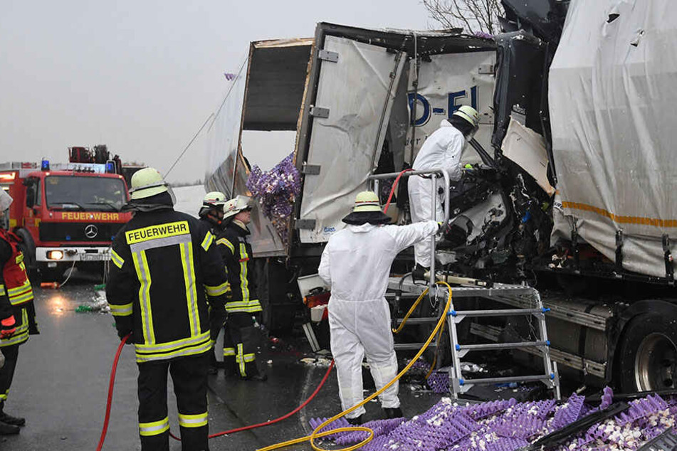 Die Einsatzkräfte haben dem Lkw-Fahrer nicht mehr das Leben retten können.