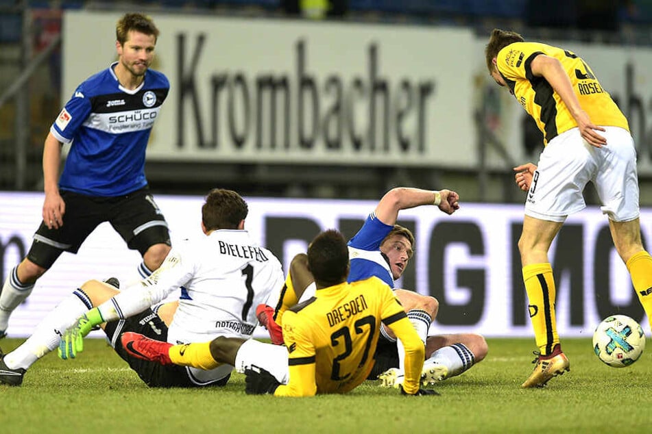 Vor einem halben Jahr gewann Dresden auf der Alm 3:2. Lucas Röser (r.) trifft hier zum 2:1, später erzielte er auch das 3:2 für die SGD.