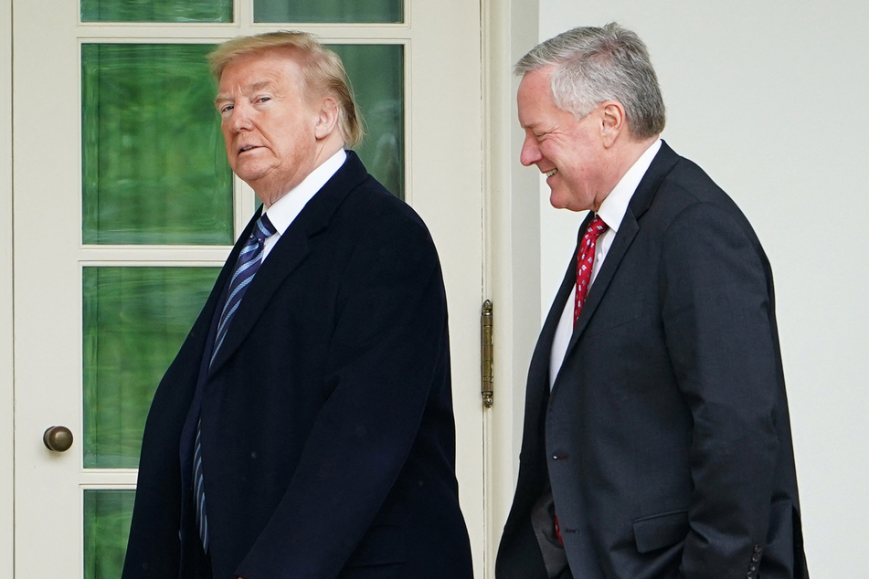 Donald Trump's ex-chief of staff, Mark Meadows (r.), asked a Georgia judge to dismiss criminal charges brought against him in a wide-ranging indictment.