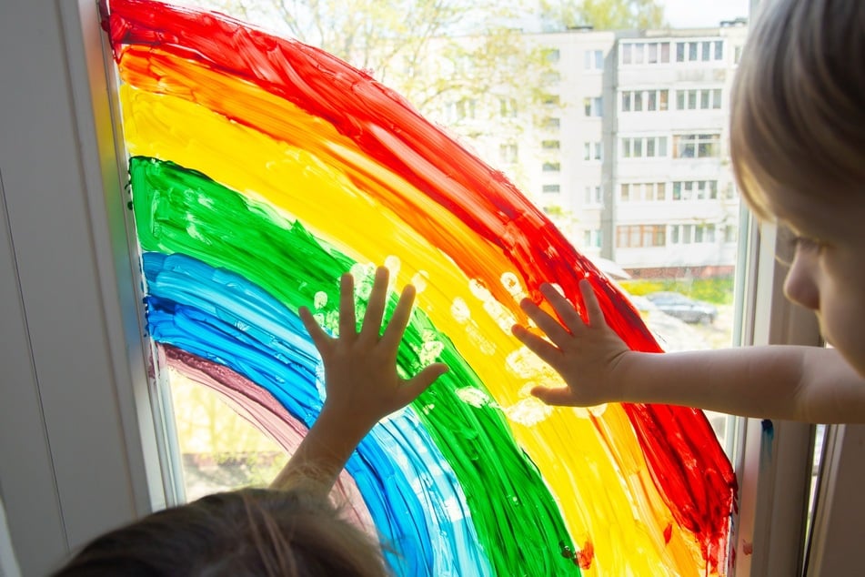 Mit Fingerfarben können Kinder kreative Fensterbilder gestalten.