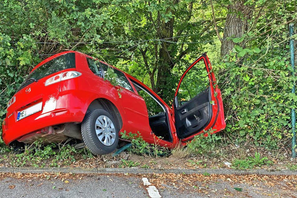 Der 80 Jahre alte Senior fuhr mit seinem Wagen erst durch einen Zaun und kam vor einem Baum zum Stehen.