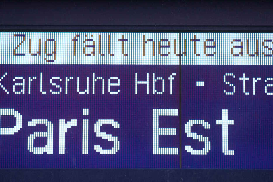 Eine Anzeige weist an einem Gleis des Hauptbahnhofs auf einen Zugausfall eines ICEs in Richtung Paris hin.