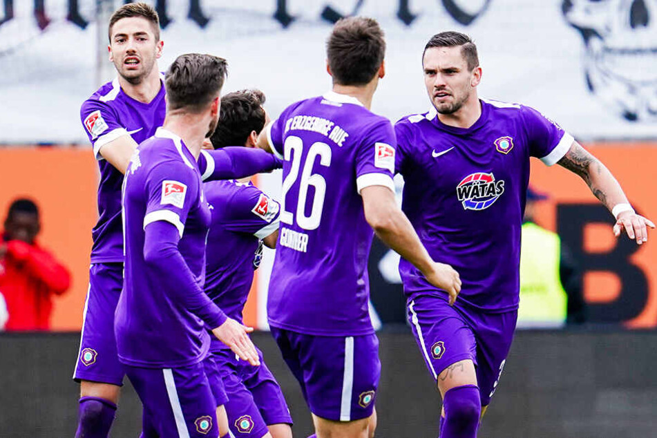 Pascal Testroet klatscht nach dem verwandelten Elfer mit den Teamkollegen ab.