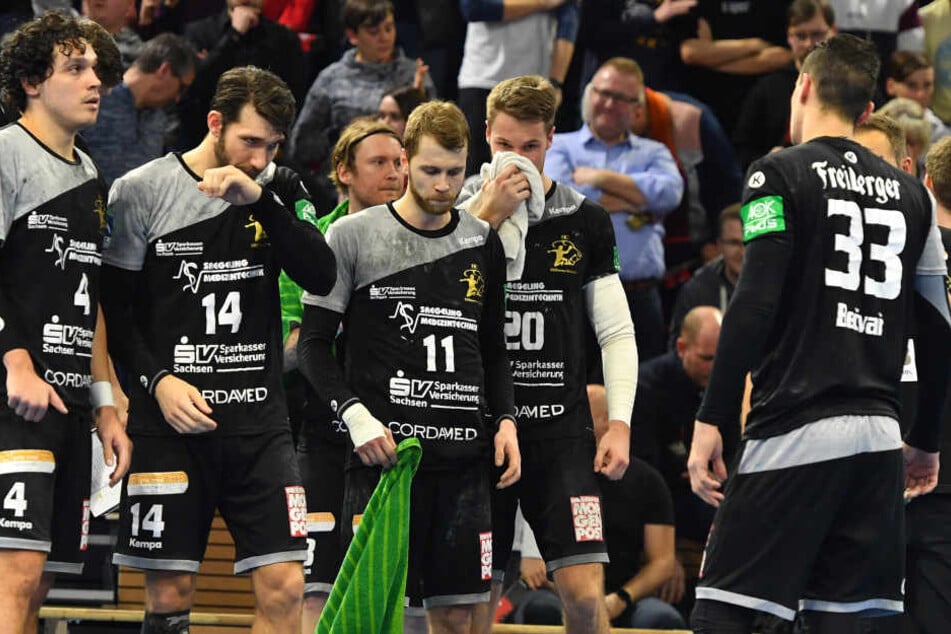 Enttäuschte Gesichter bei den Dresdner Handballern nach der bitteren 33:34-Niederlage gegen Emsdetten.