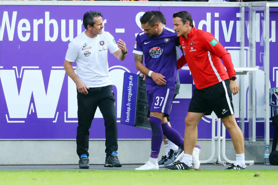FCE-Coach Dirk Schuster (l.) und Co-Trainer Marc Hensel (r.) nehmen Pascal Testroet auch mal früher vom Feld, wenn der sich plattgelaufen hat.