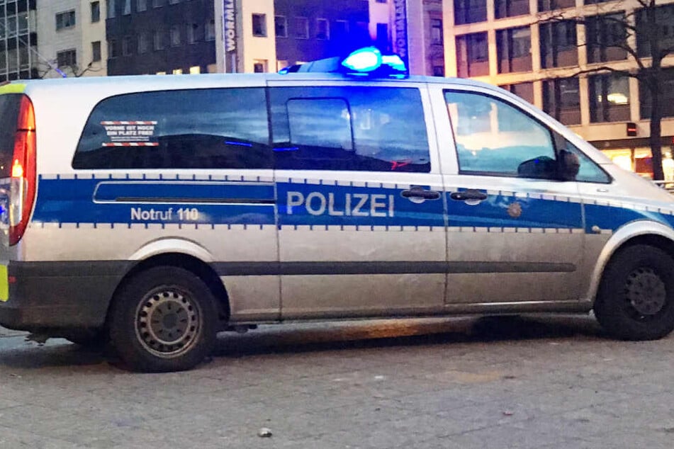 Die Polizei ermittelt und sucht Zeugen (Symbolbild).