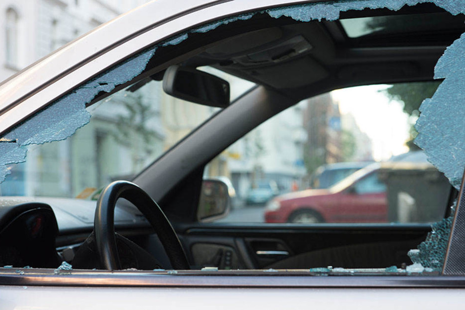 Bereits in der Nacht zu Samstag haben Randalierer mehrere Scheiben eingeschlagen und sogar Fahrzeuge in Brand gesetzt.