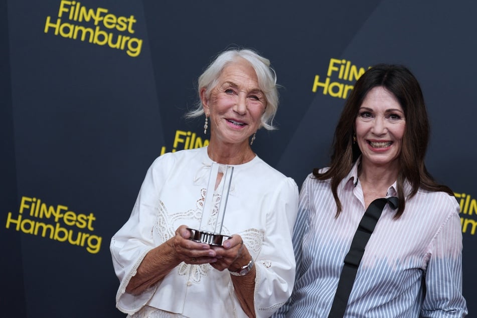 Schauspielerin Iris Berben (r, 76) hielt die Laudatio auf Helen Mirren (l, 81).