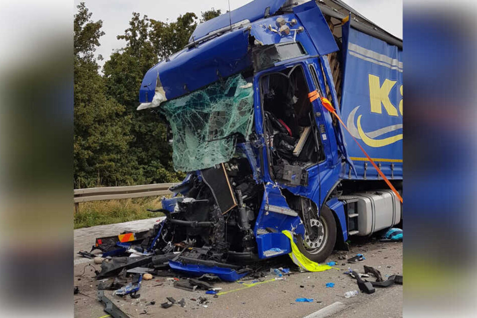 Aus diesem Wrack kam der Fahrer schwer verletzt, aber lebend heraus.