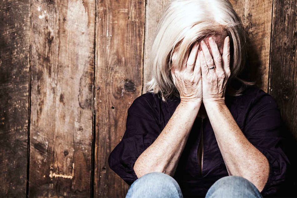 Nur weil sich die 61-Jährige vehement gegen den Übergriff wehrte, konnte sie entkommen. (Symbolbild)