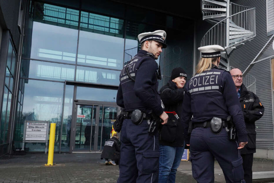 Ermittler der Polizei und des Landeskriminalamts am Montag vor dem Gebäude.