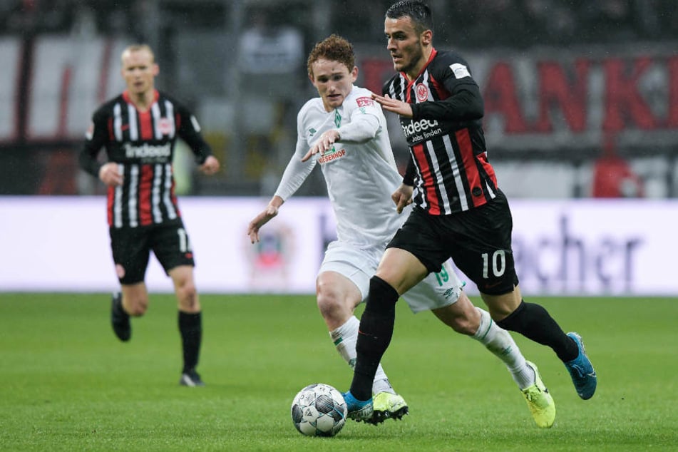 Szene aus dem Bundesliga-Hinspiel (2:2) am siebten Spieltag: Filip Kostic (r) kämpft mit Josh Sargent von Bremen um den Ball.