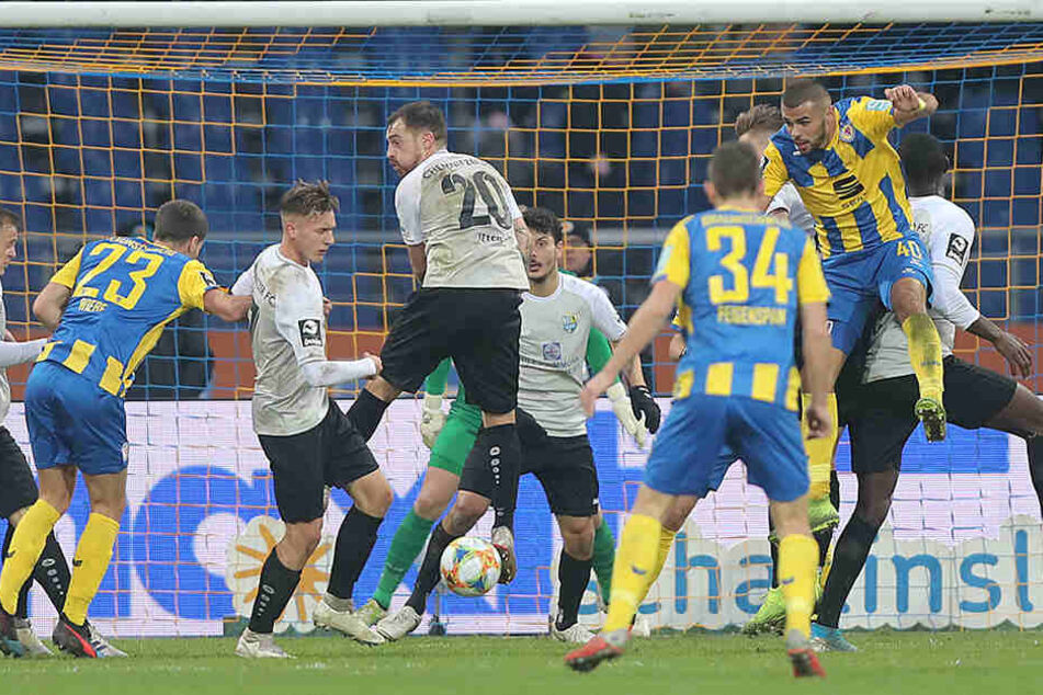 Mike Feigenspan (34) gleicht hier für Braunschweig zum 1:1 aus.