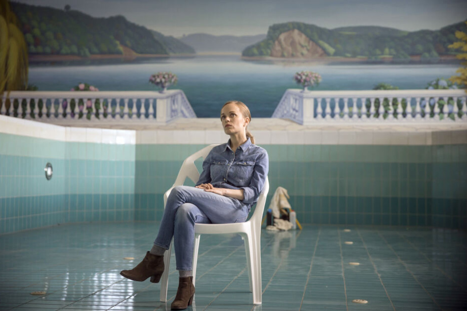 Friederike Kempter, Schauspielerin, als Kommissarin Nadeshda Krusenstern, sitzt in einer Filmszene des ARD/WDR Tatorts «Das Team» im Schwimmbecken eines leerstehenden Hotels.