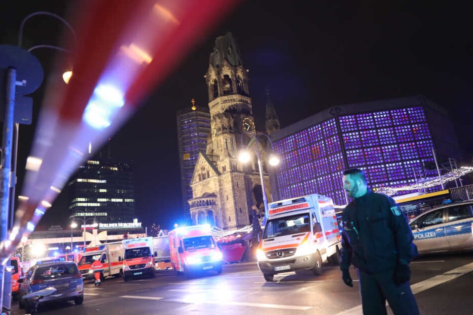 Polizisten und Rettungskräfte stehen im Dezember 2016 vor der Gedächtniskirche in Berlin, wo Anis Amri seinen Terroranschlag verübt hatte.