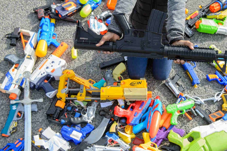 Frieden schaffen mit den Waffen. Aus dem Plastikspielzeug soll ein Symbol des Friedens werden.