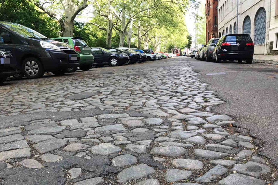 Sanierung überfällig: Auf der holprigen Straße sorgen Autofahrer bisher für reichlich Lärm.