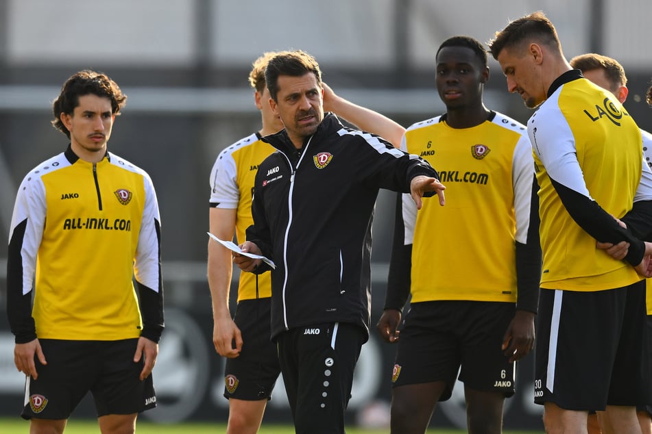 In der Woche des Münster-Spiels wurde bei Dynamo viel über die zweite Halbzeit geredet, dabei traf Trainer Thomas Stamm (43, M.) ganz offensichtlich den richtigen Ton.