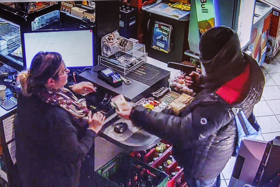 Die Überwachungskamera filmte die Tat im Spätshop an der Augsburger Straße.