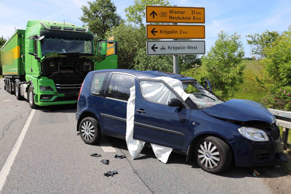 Bei einem Unfall auf der B105 in Kröpelin ist ein 84-Jähriger am Mittwoch ums Leben gekommen. Seine Beifahrerin wurde schwerst verletzt.
